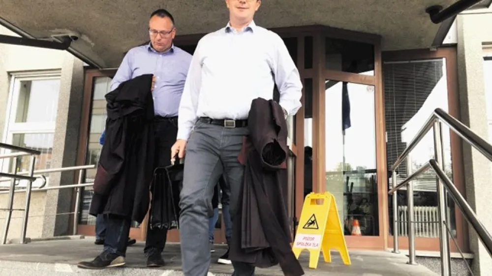 Obramba bratov Plava (ki se skrivata v ozadju, na fotografiji odvetnika Aljo&scaron;a Dežman in Mitja Sever) trdi, da gre za ponesrečen proces, ki temelji na lažnih izpovedbah in policijskem konstruktu.