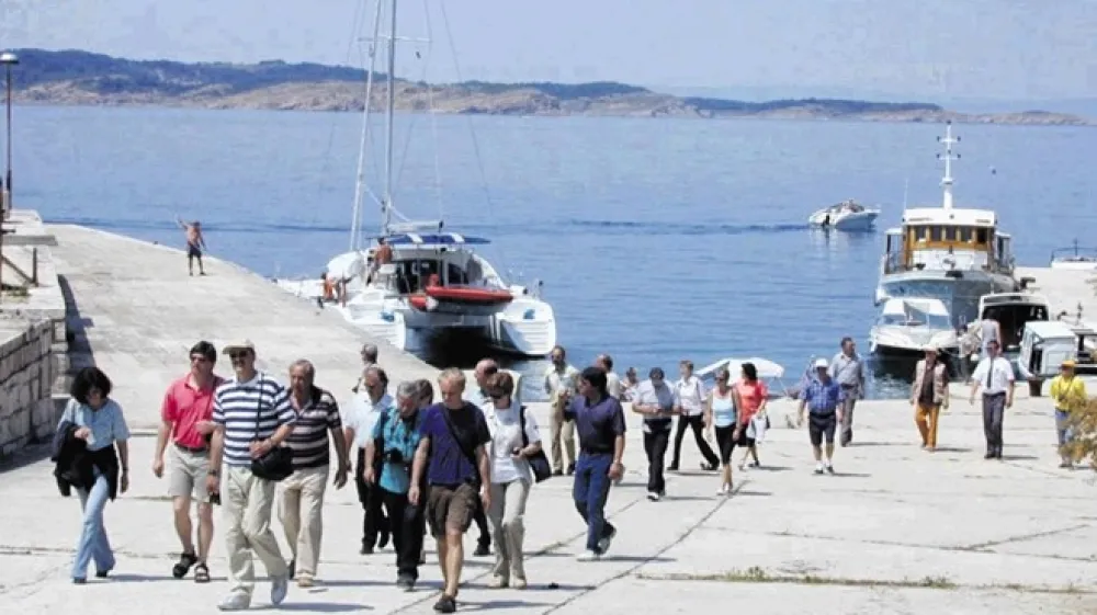 V  NLB slovenske turiste na Hrva&scaron;kem  opozarjajo na &scaron;e eno podrobnost: pri dvigu gotovine na bankomatu je treba biti pozoren tudi na to, kdo je lastnik bankomata.