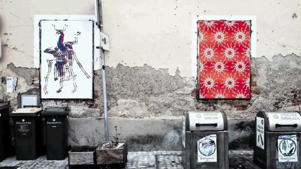 Razstava BIEN 2020 v Kranju, s katero so &scaron;tudentje Kranj oblekli v tekstilije. Na fotografiji kavarna gradu Khislstein.