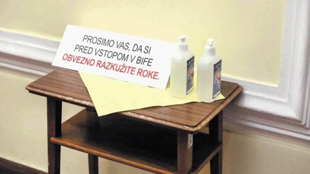 Na trgu mrgoli različnih razkužil za roke, a niso vsa enako učinkovita.