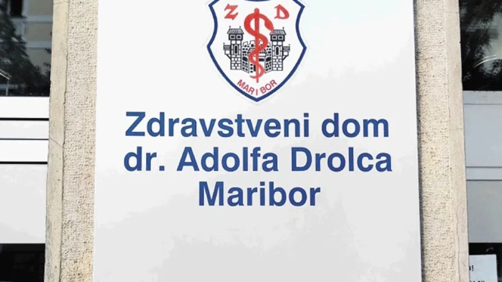Dejanski potek dogajanja poznata izključno zobozdravnik in pacientka, saj sta bila v ordinaciji mariborskega zdravstvenega doma sama. Medicinska sestra jo je namreč med posegom zapustila in se vanjo ni več vrnila.