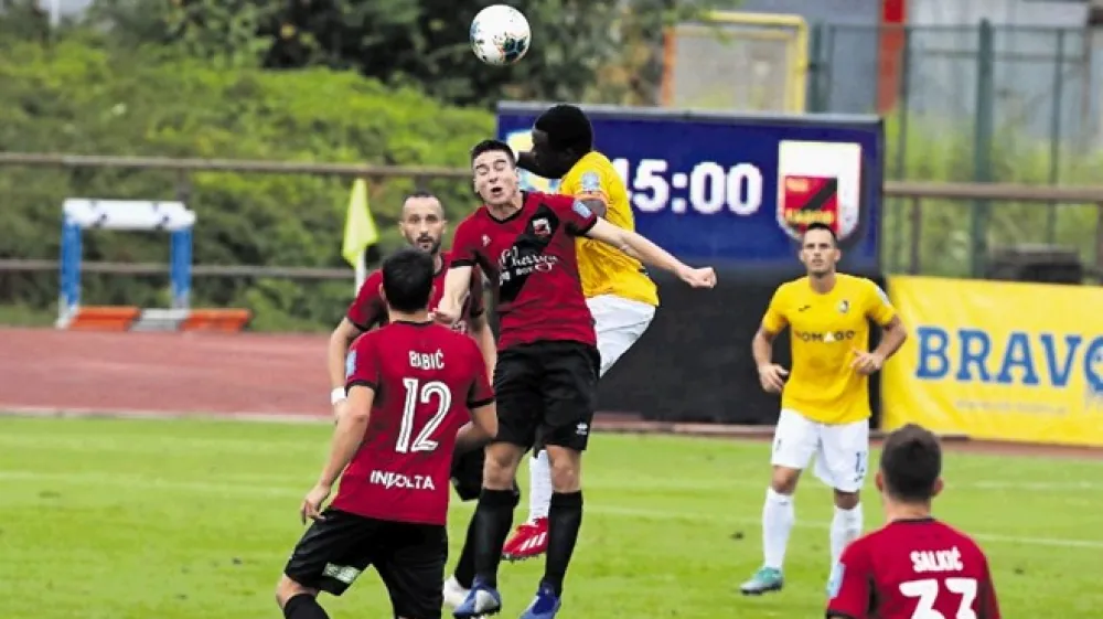 Tabor iz Sežane (v rdečih dresih) ima v igralskem kadru osemnajst tujih nogometa&scaron;ev, kar je največ med prvoliga&scaron;kimi klubi. Ljubljanski Bravo je pravo nasprotje, saj v &scaron;i&scaron;enskem dresu nastopa le sedem tujcev, udarna enajsterica članskega mo&scaron;tva pa je najmlaj&scaron;a v tekmovanju.