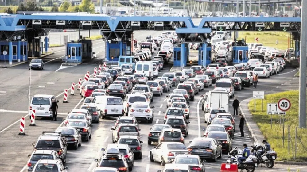 Preverjanje dokazil o bivanju na Hrva&scaron;kem bo po pričakovanjih policije znova podalj&scaron;alo kolone vozil na mejah.