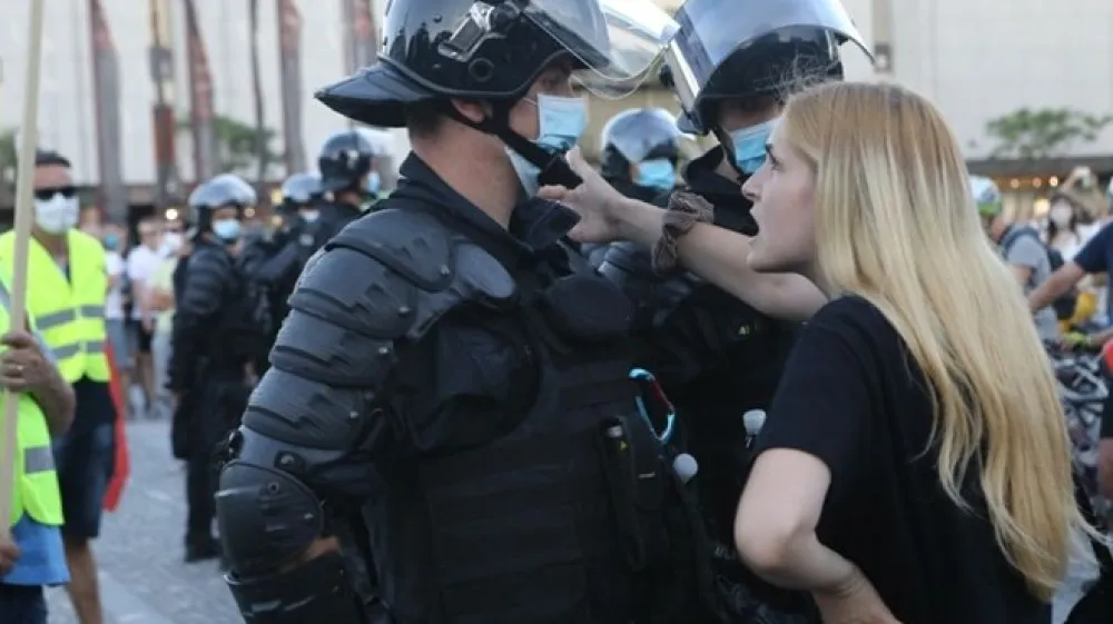 Pripadniki posebne policijske enote so na Trgu republike napravili kordon med &raquo;domoljubnimi rumenimi jopiči&laquo; in protivladnimi protestniki.