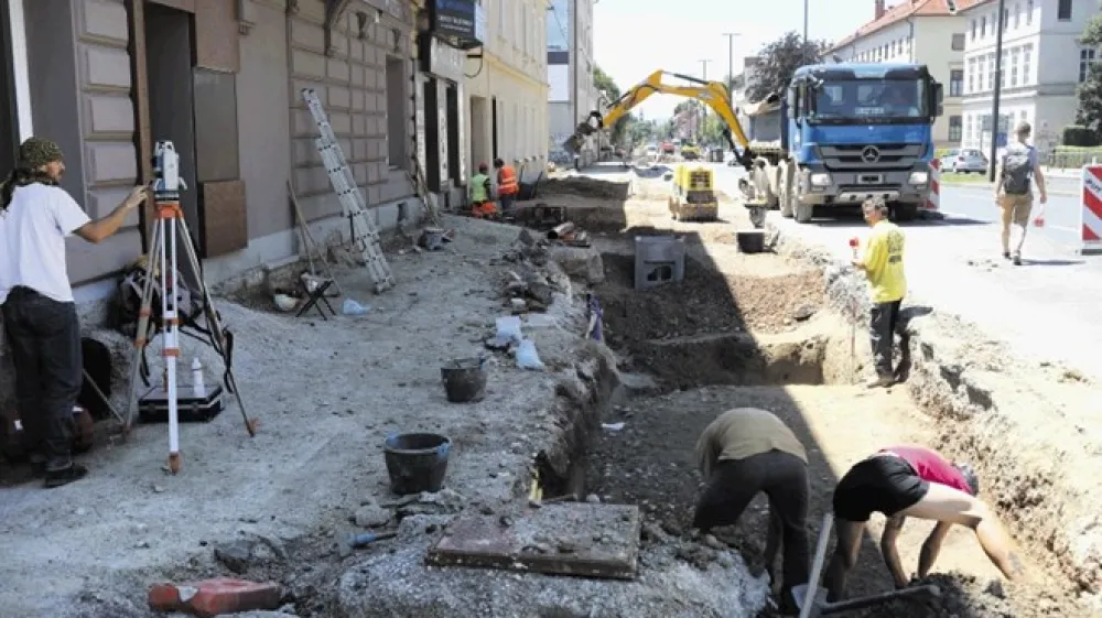 Območje Trža&scaron;ke ceste v delu, ki je najbližji Trgu mladinskih delovnih brigad, bi lahko skrivalo tudi sledi predmestja Emone. Arheologi se nadejajo, da bi med drugim lahko na&scaron;li tudi kak&scaron;ne bolj luksuzne objekte, saj se premožnej&scaron;i Emonci niso stiskali v mestu, ampak so nemalokrat bivali v njegovi bližini.
