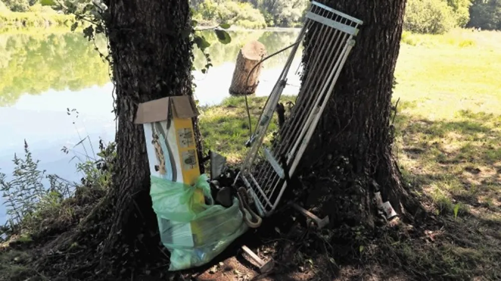 Romski taborniki so se za taborjenje dobro opremili.