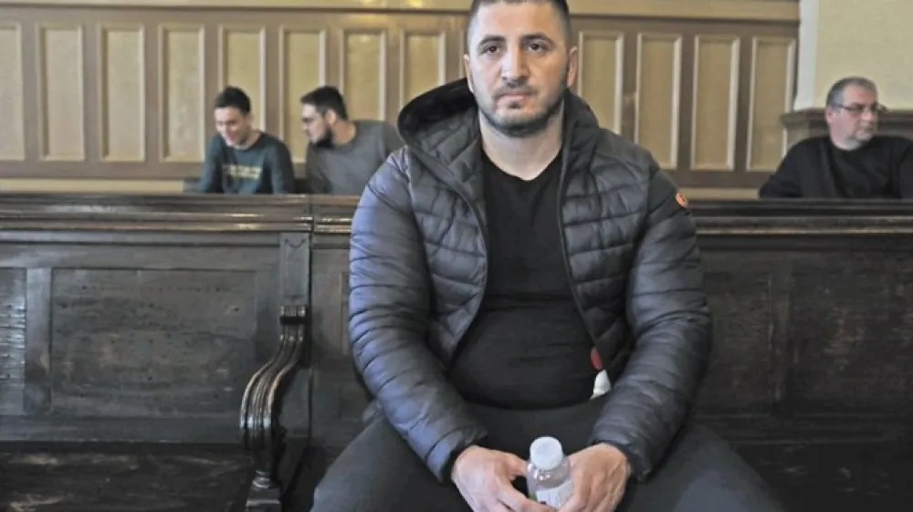 Mehmed Mahmutović krivde ne priznava. Sodnico je prosil za poligrafsko testiranje, ki bi dokazalo, da ni nikogar posilil.