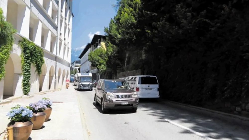 Prometna gneča v centru Bleda in okolici je zadnja leta stalnica, poleti in ob koncih tedna ta alpski biser zaznamujejo dolge kolone počasi premikajočih se vozil.