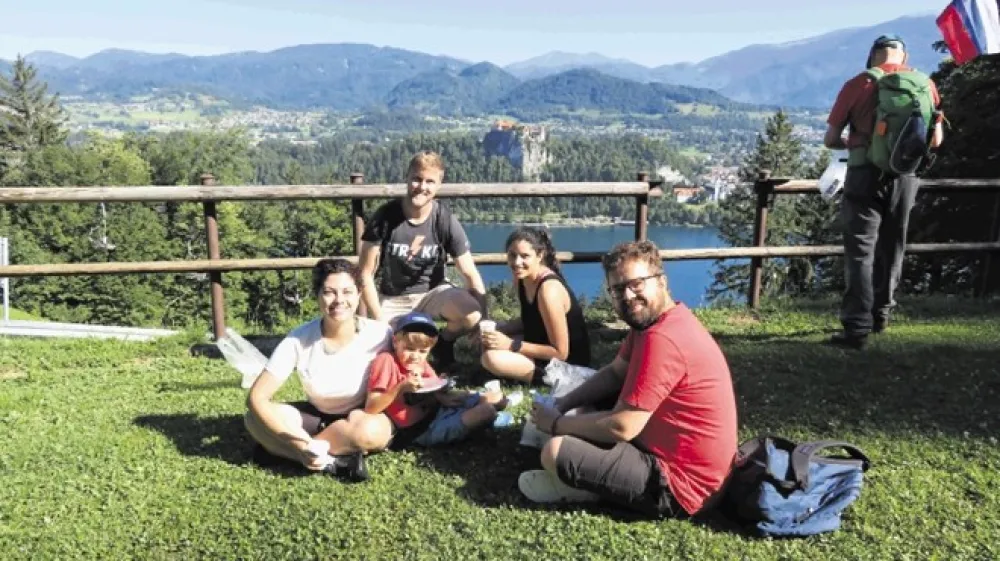 Družina Mariane Pinto Veiga (na levi), ki se je iz Brazilije preselila na Gorenjsko, je pohod izkoristila za izvrsten začetek poletja.
