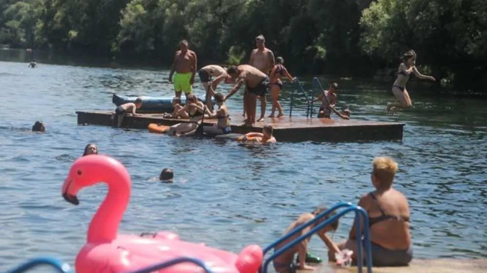 Letos Slovenci bolj kot kadar koli dopustujemo v slogu počitnic, kakr&scaron;ne so bile nekoč. Danes popoldne smo večjo skupino kopalcev v objektiv ujeli v kampu Podzemelj ob reki Kolpi v občini Metlika.