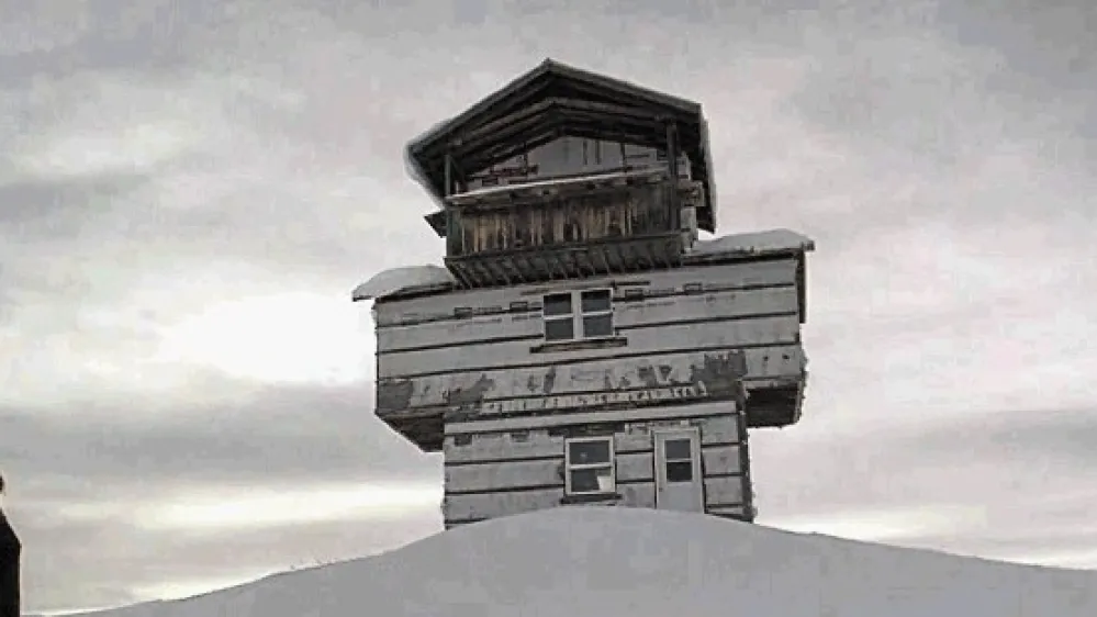 Psiholo&scaron;ka grozljivka Koča v režiji Severina Fiale in Veronike Franz spretno  stopnjuje napetost vse do presenetljivega konca.