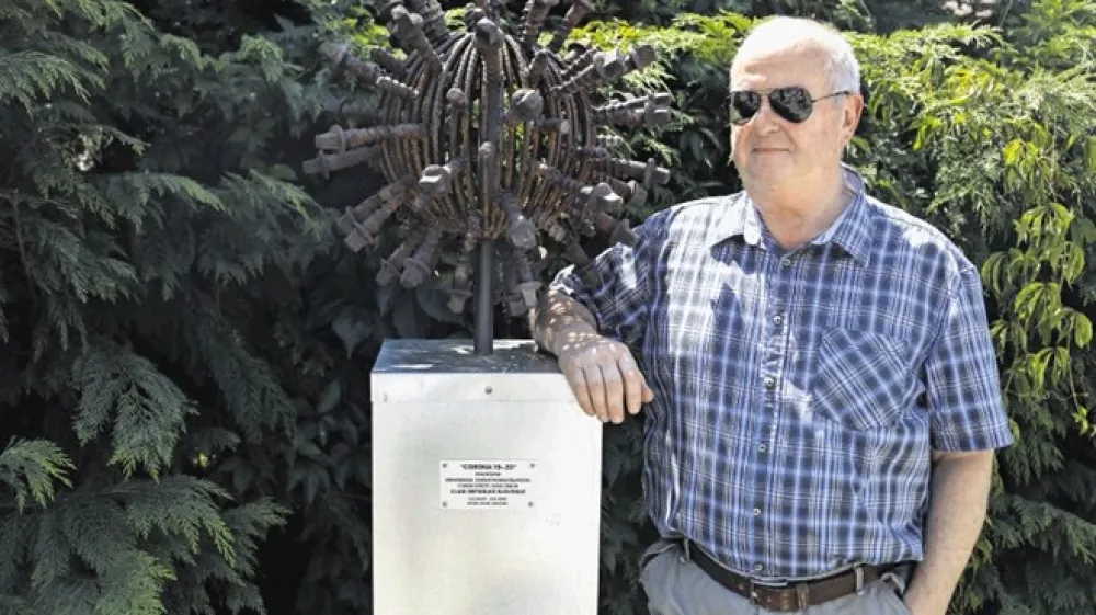 Ljubljanski mizar in umetnik Franc Zadnikar ob spomeniku, poimenovanem Covid 19-20, ki ga je posvetil zdravstvenim delavcem in žrtvam koronavirusa.