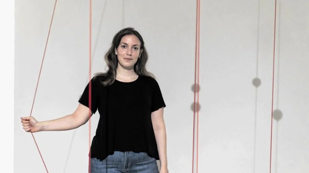 Maja Burja, producentka in vodja festivala A dela?, pred instalacijo Tether avtorja Dana Wilcoxa.