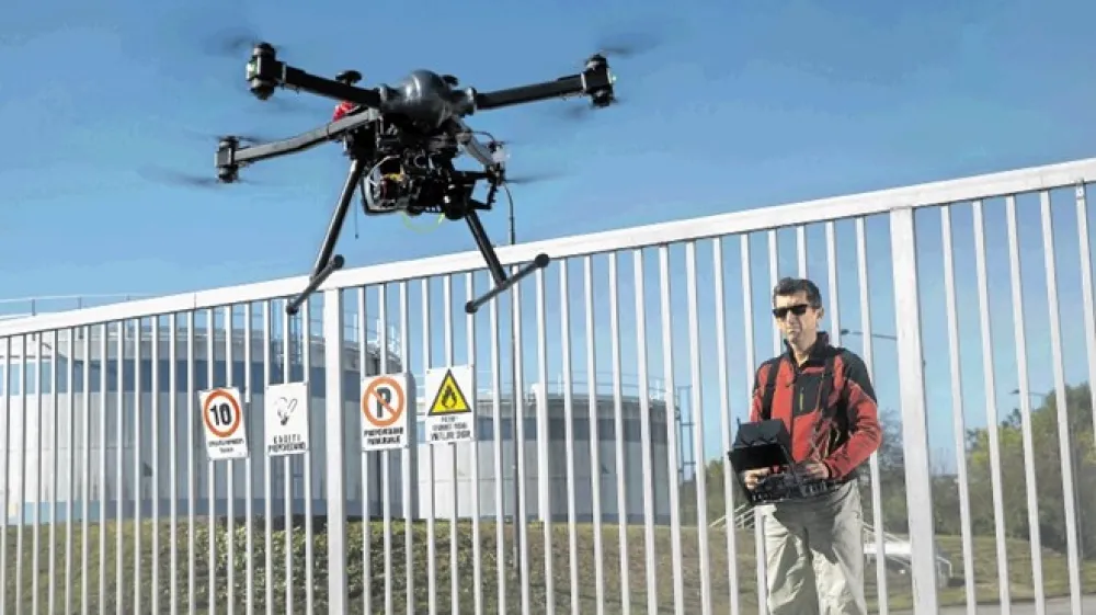 Nadzor na južni meji slovenska policija že izvaja z droni in drugo tehnično opremo. Zato ni jasno, kako  naj bi izku&scaron;nje iz projekta nadzora avstrijsko-slovenske meje prenesli &scaron;e na južno mejo. Fotografija je simbolična.