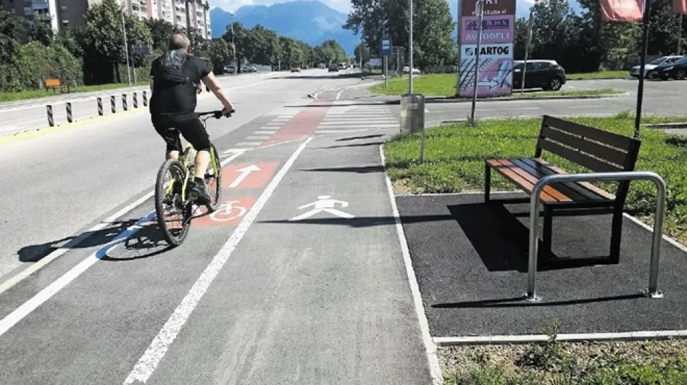Devet kilometrov novih kolesarskih povezav v različnih soseskah v Kranju in okolici bo močno povečalo varnost kolesarjev in pe&scaron;cev.