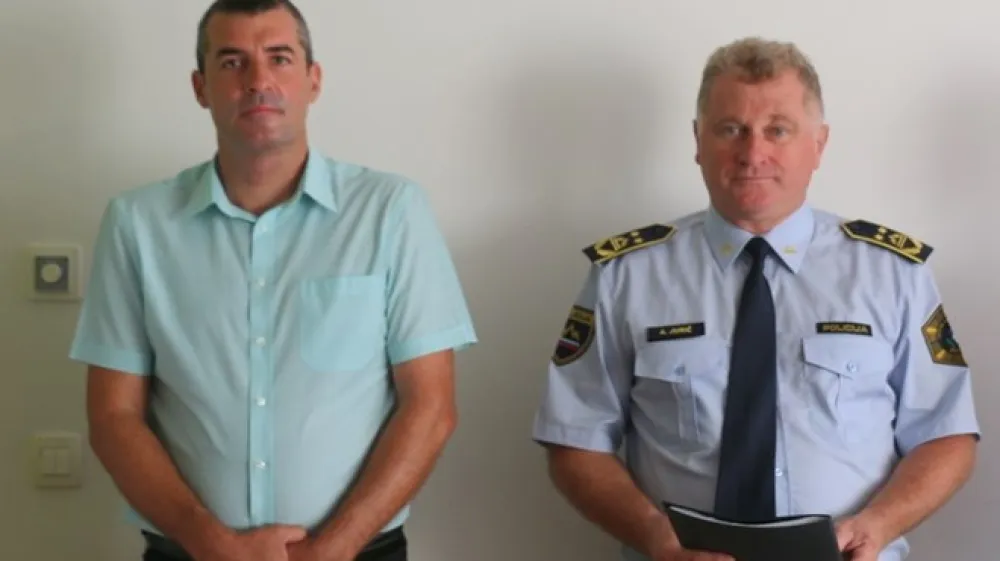 Novi v. d. direktorja NPU Uro&scaron; Lepo&scaron;a (levo) in v. d. generalnega direktorja policije Andrej Jurič (desno).