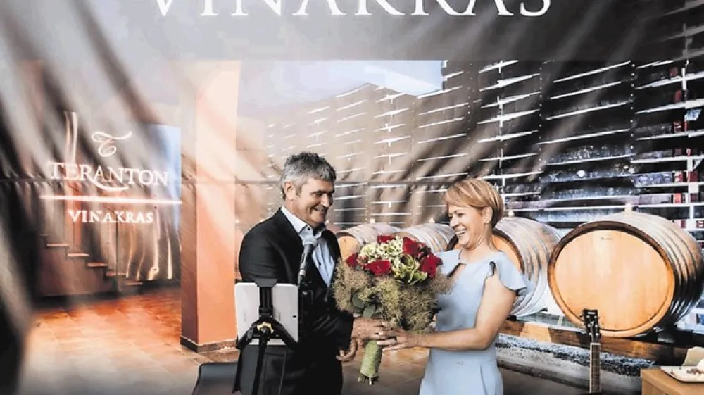 Kmetijski ministrici po vse bolj obremenjujočih medijskih razkritjih  najbrž ni več do smeha&hellip; Na fotografiji prisrčen sprejem Aleksandre Pivec na Krasu.