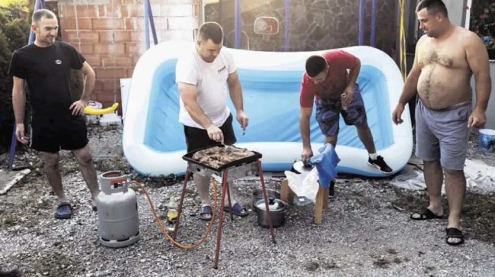 Druženje ob žaru je na tem koncu mesta stalnica.