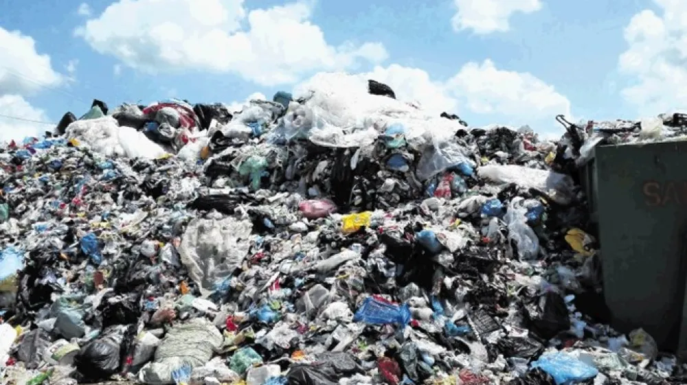 Neprevzeta odpadna embalaža je velik problem, s katerim se zdaj ukvarjajo komunalne družbe namesto tistih družb za ravnanje z odpadno embalažo, ki bi zanje morale poskrbeti. Novi zakon naj bi to področje uredil.