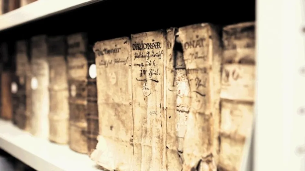 Knjige iz samostana ljubljanskih bosonogih avgu&scaron;tincev in bibliotekarja v Licejski knjižnici Inocenca pl. Tauffererja na policah Nukovega skladi&scaron;ča.