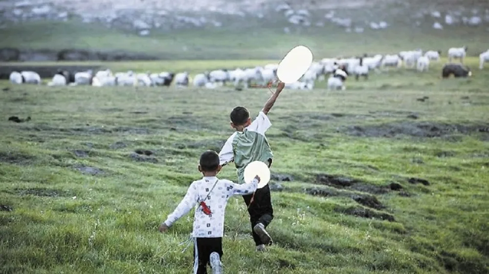 Film Balon tibetanskega režiserja Peme Tsedena govori o otro&scaron;ki igri s kondomi, ki povzroči niz zadreg in pomembnih življenjskih odločitev.