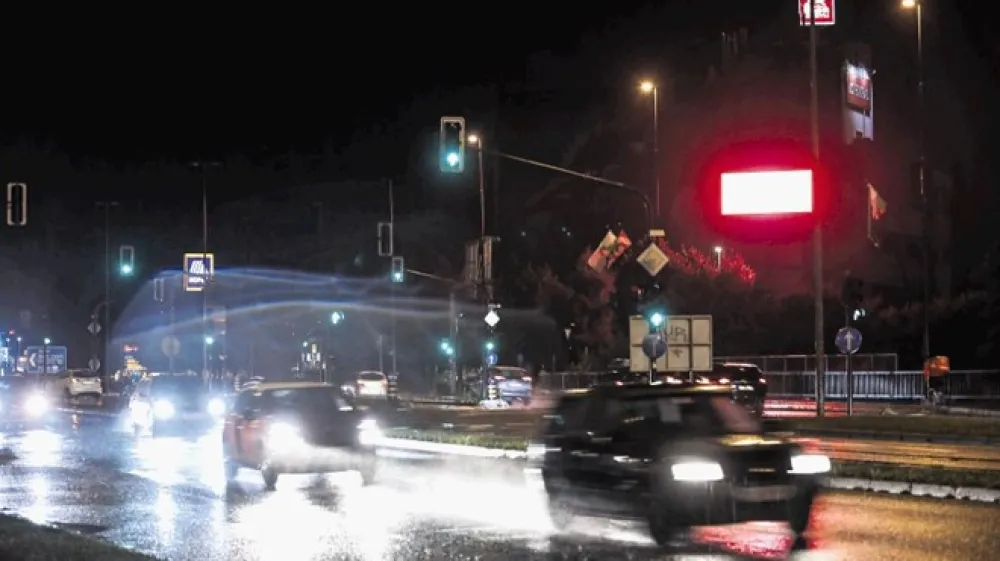 Ali je svetloba na reklamnem panoju premočna, bo preiskoval okoljski in&scaron;pektorat. Fotografija na&scaron;ega fotografa je nastala ob devetih zvečer. V uredni&scaron;tvu pa hranimo tudi fotografijo prižganega prikazovalnika ob dveh zjutraj, čeprav pri Generaliju trdijo, da ga ponoči ugasnejo.