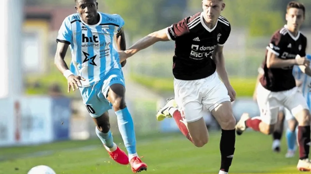 Nogometa&scaron;i Triglava (v rdečem) so se od prve lige poslovili po neuspe&scaron;nih kvalifikacijah proti Gorici.