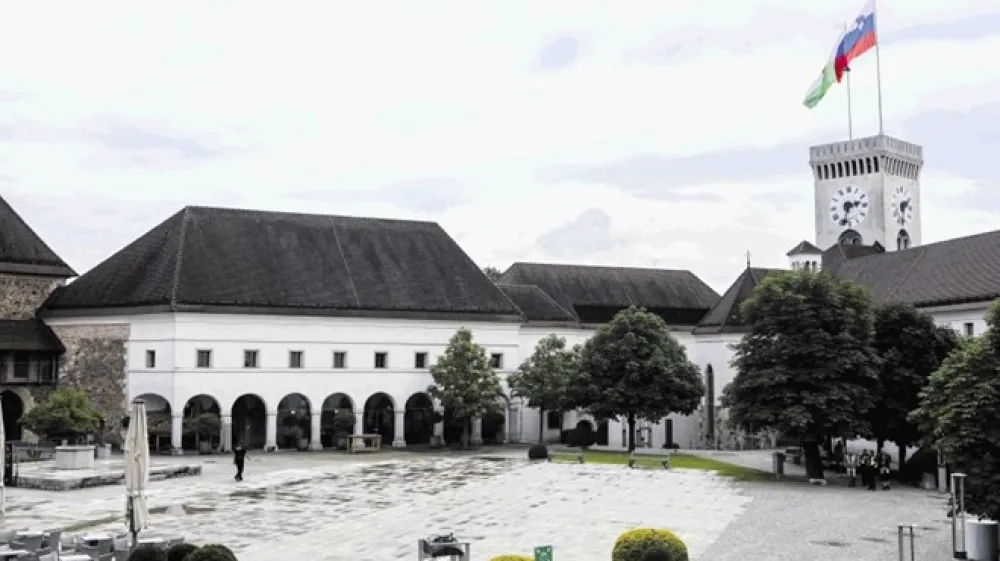 Slovenska in občinska zastava sta izobe&scaron;eni tudi na razglednem stolpu ljubljanskega gradu.