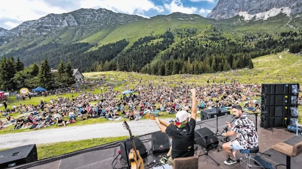 S tradicionalnim zmagoslavnim dvigom rok na koncu koncerta je Manu Chao &scaron;e enkrat spomnil na svojo plat borca za socialno pravičnost in pravice migrantov.