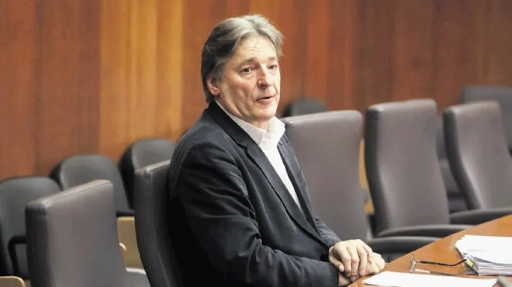 Minister za kulturo Vasko Simoniti bo očitno &scaron;e premislil o nekaterih vlogah za vpis v razvid ali za pravico do plačila prispevkov iz proračuna.