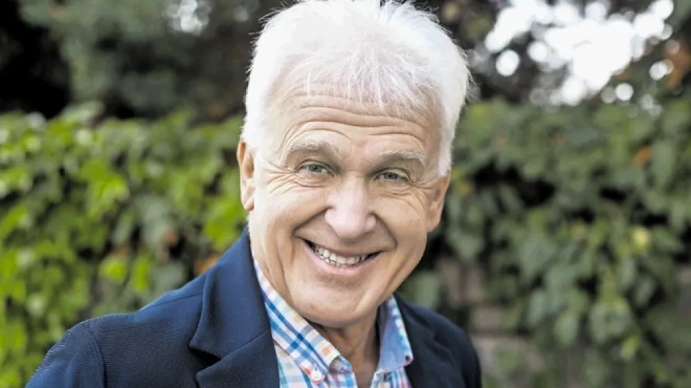 Sam s kitaro.  To je bila neka zapoved in bilo je na tisoče pesnikov, ki je to počelo.