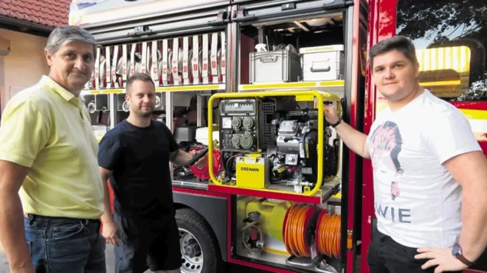 &raquo;Gasilci se dejansko zberemo le &scaron;e ob intervencijah,&laquo; posledice koronaukrepov opi&scaron;e tajnik PGD Smolenja vas Mladen Lipar (desno). Ob njem  stojita (z leve) predsednik dru&scaron;tva Franci Kos in poveljnik Tadej Kos.
