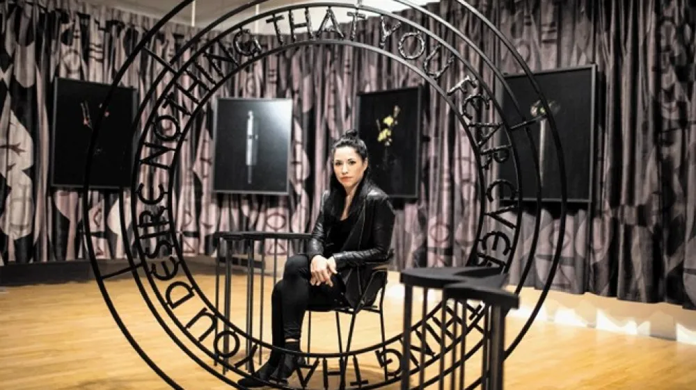 Jasmina Cibic: Moj projekt z vrtnicami je sovpadel s pandemijo in zaprtjem meja, tako smo morali &raquo;evropske očete&laquo; tihotapiti čez meje, da smo jih lahko posneli &ndash; paradoksalen obrat osnovne ideje Evrope, ki nam pred očmi razpada z nara&scaron;čajočo hitrostjo.