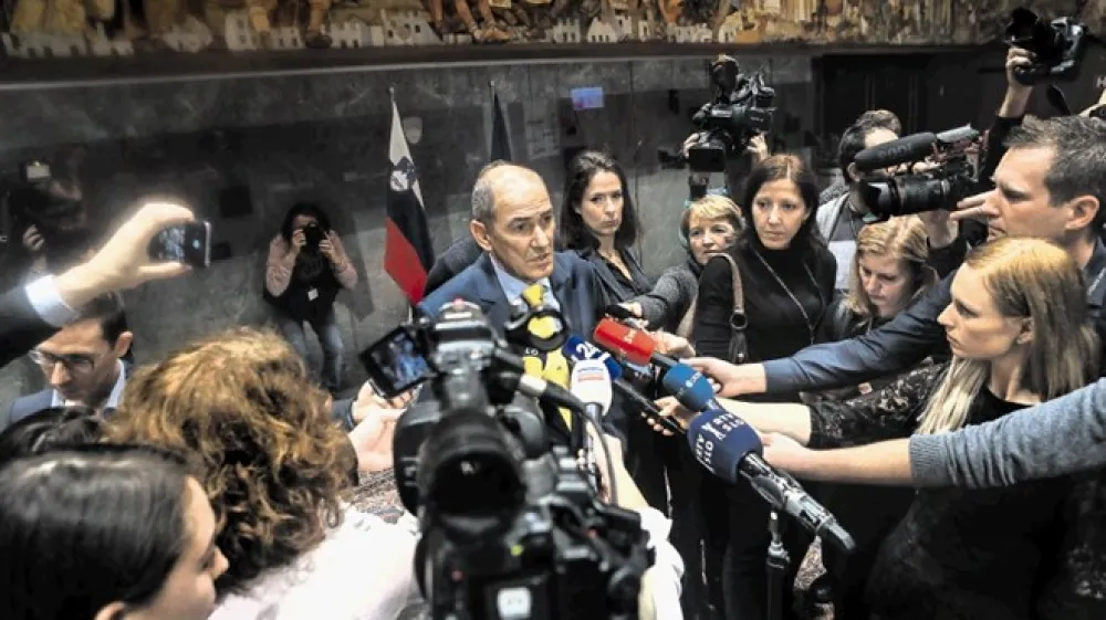 Poleg podreditve RTV Slovenija in Slovenske tiskovne agencije Jan&scaron;eva politika snuje tudi poseg v poslovanje Pop TV in Kanala A, kabelskih operaterjev ter velikih radijskih mrež. Jasno je, da vladajoča politika sku&scaron;a razbiti do vlade kritične medijske konglomerate.