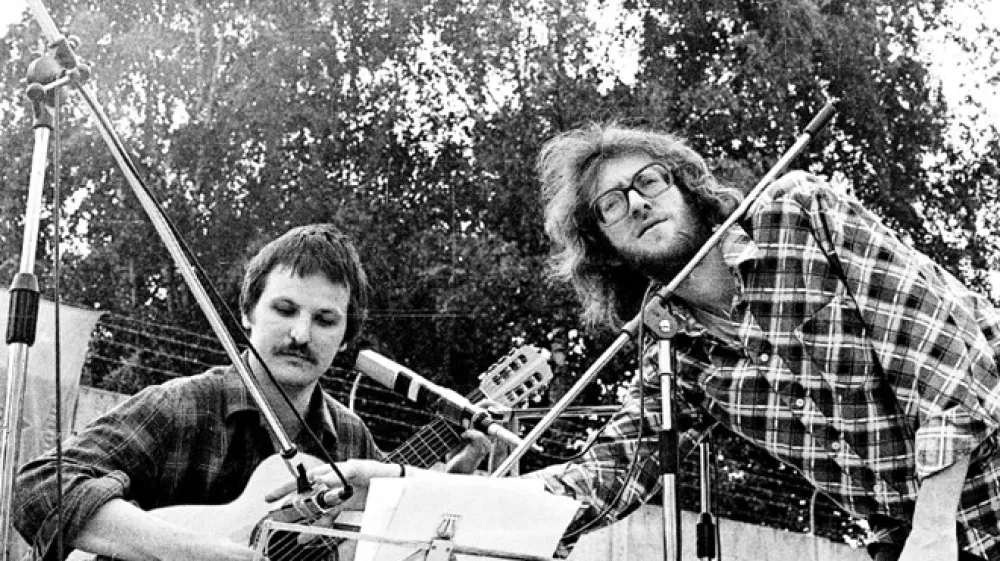 Jani Kovačič (levo) in Neven Smolčič na koncertu v zaporih na Pov&scaron;etovi v začetku 80. let