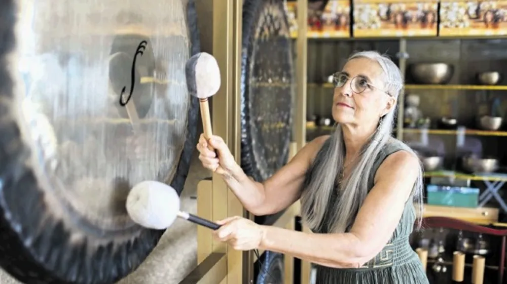 Dr. Albinca Pesek, zvočna in plesna terapevtka: Gong je univerzalen in&scaron;trument, ki se ga poslužujejo  terapevti, uporabljajo ga v popularni glasbi, kot Pink Floyd, in nanj igrajo v simfoničnih orkestrih.