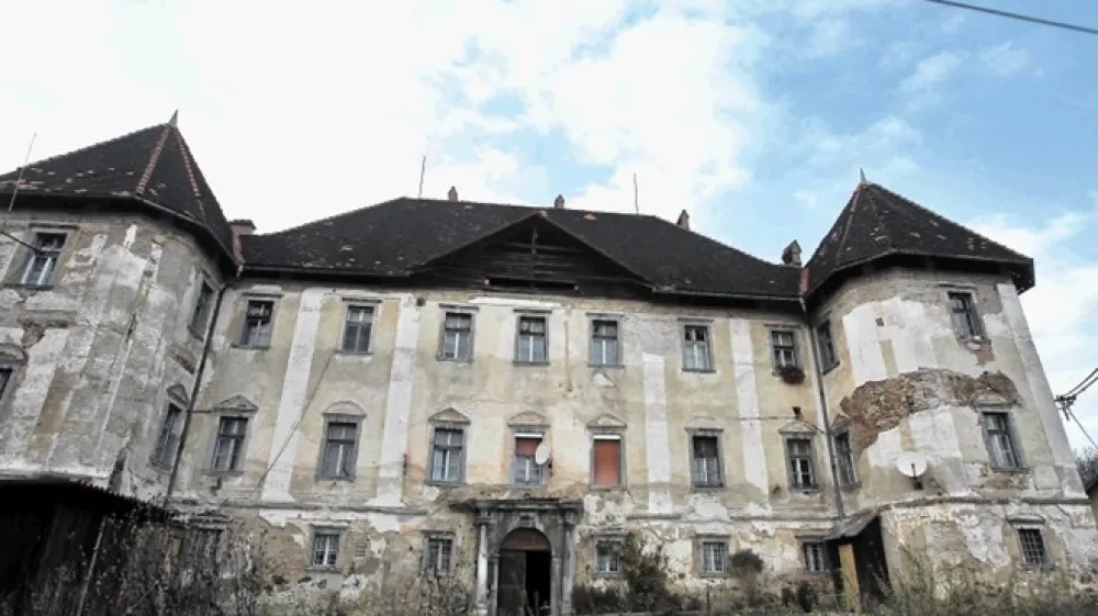 Grad Bokalce, ki je vpisan v register nepremične kulturne dedi&scaron;čine, po temeljiti prenovi lahko postane protokolarni objekt, rezidenca ali hotel. O tem, kaj od tega bo, se njegov lastnik  &scaron;e ni odločil.