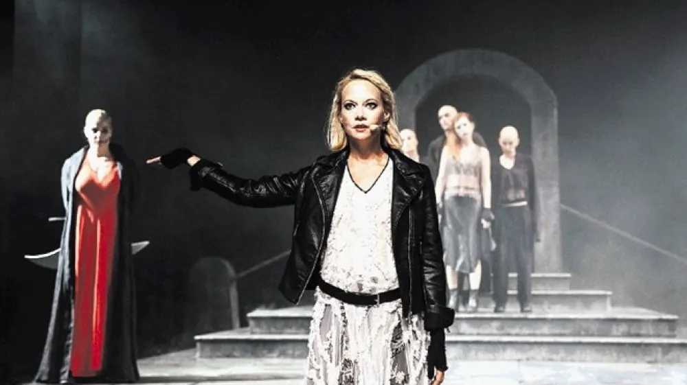 Novi muzikal posku&scaron;a loviti sodobne žanrske in tematske nastavke, a ne vselej uspe&scaron;no.