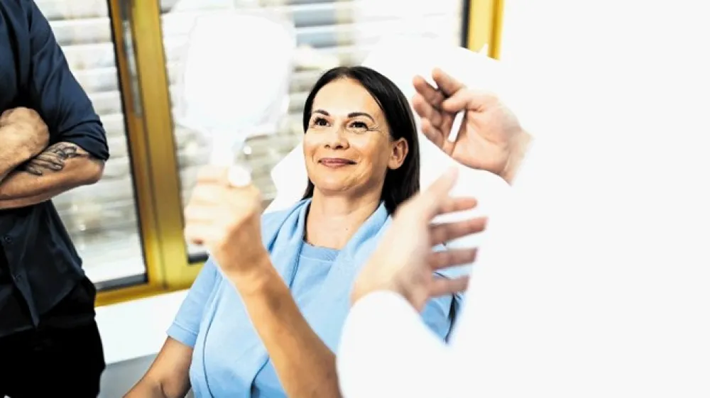 Pika Zrim, 50-letna modna blogarka,  ponosno razkriva svoja leta in je zagovornica telesu prijaznih estetskih posegov.