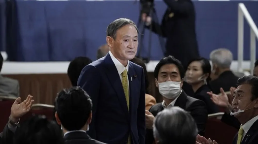 Suga naj bi na čelu vlade nadaljeval politiko svojega predhodnika. Kot je tudi sam izpostavil, je njegovo kandidaturo spodbudila želja po nadaljevanju programov odhajajočega premierja.