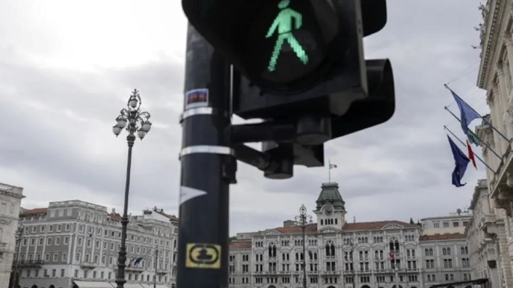 Čeprav  smo včeraj izpolnili  lastni kriterij za uvrstitev na rdeči seznam  &ndash; 40 okuženih na 100.000 prebivalcev &ndash;, lahko v Italijo, ki je po istem kriteriju varnej&scaron;a država, &scaron;e potujemo. Na kavo v Trst, denimo.