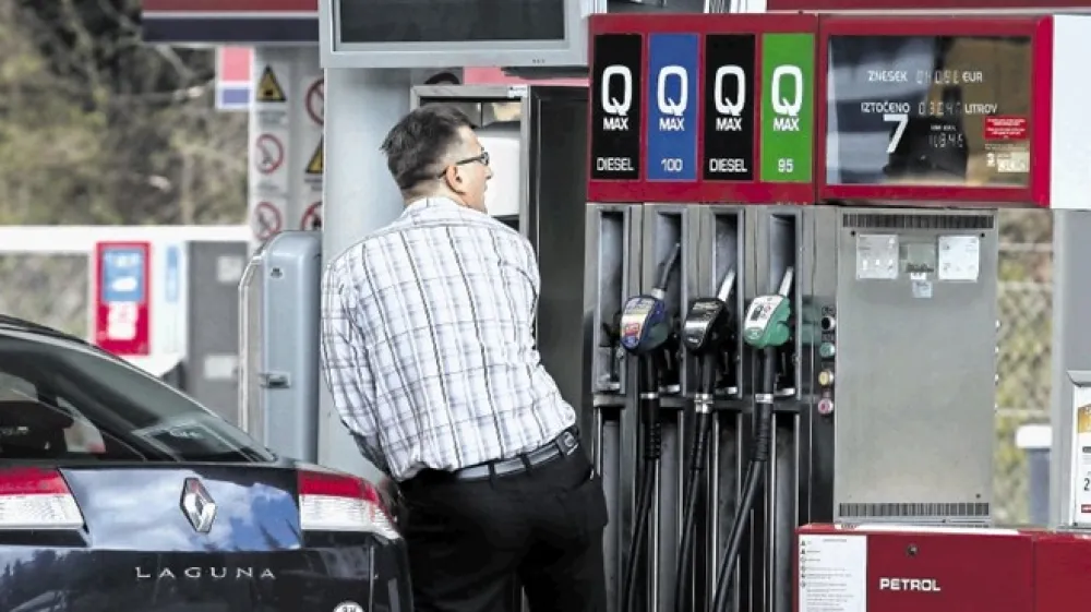 Vlada je cene goriv sprostila slab teden pred iztekom uredbe o oblikovanju cen naftnih derivatov. V Zvezi potro&scaron;nikov Slovenije opozarjajo, da si lahko potro&scaron;niki od najnovej&scaron;ega ukrepa obetajo le vi&scaron;je cene goriva.