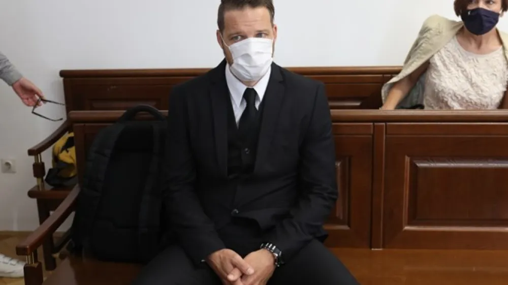 Če bo sodba v tej obliki  postala tudi pravnomočna, bo lahko  nekdanji odlikovani policist Lavrinc dobrih &scaron;est let in pol za zapahi razmi&scaron;ljal, kot mu je dejala sodnica, o tem, kaj je storil in kako bo s tem živel naprej.