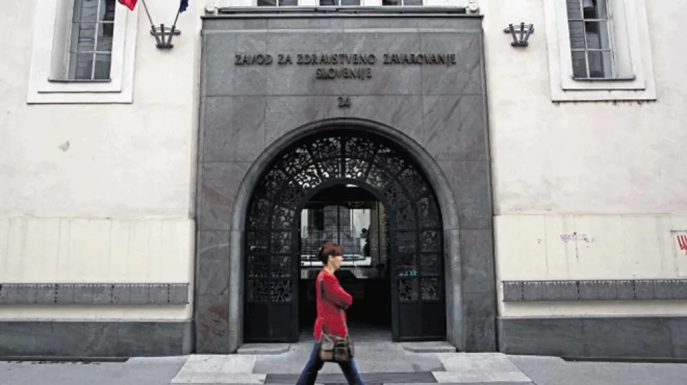 Kljub temu da so D. S. na  ZZZS potrdili, da  z evropsko kartico  ne potrebuje izbranega zdravnika v Sloveniji in se lahko, ko je to &raquo;nujno&laquo; ali &raquo;potrebno&laquo;,  obrne neposredno na  zdravstvene ustanove, so ga  te  zavračale.