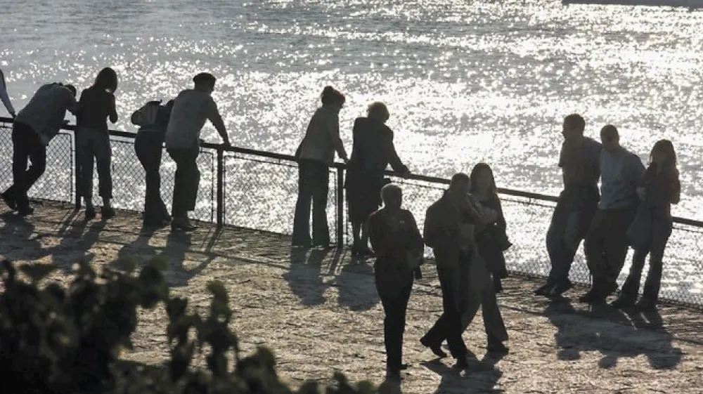 V Evropi je vse manj držav, ki se uvr&scaron;čajo na zeleni seznam. Na slovenski rdeči seznam so se ta teden uvrstili posamezni deli Madžarske, Hrva&scaron;ke in Avstrije, na zeleni seznam pa Poljska in Srbija. Na fotografiji: Beograjčani se sprehajajo ob sotočju Save in Donave.