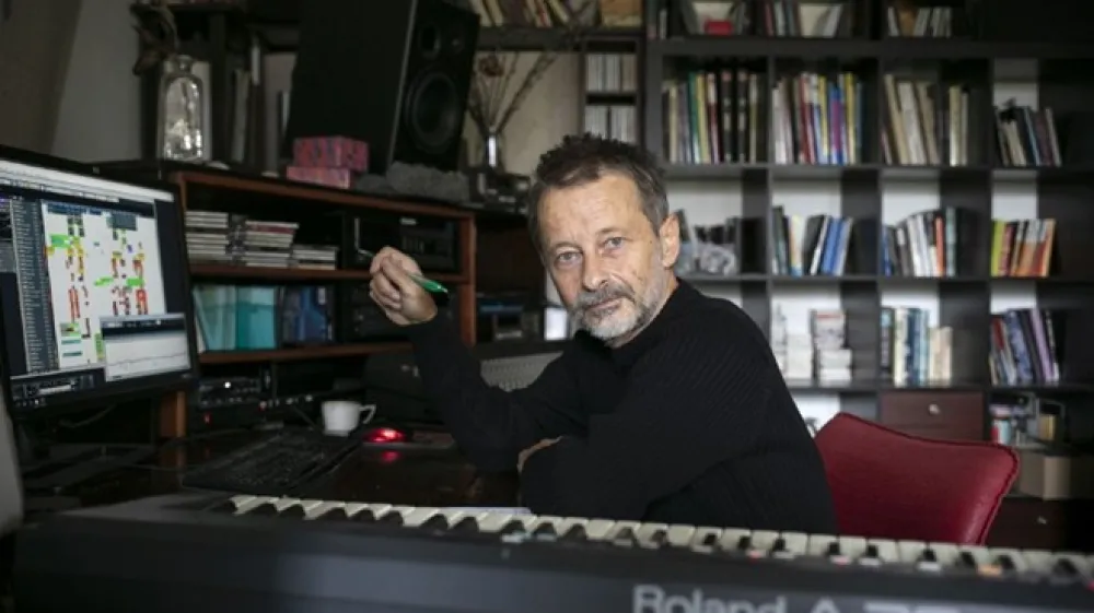 Borut Krži&scaron;nik, skladatelj: Algoritmi neusmiljeno uravnavajo kriterije uspe&scaron;nosti in človek je postal suženj teh kriterijev. Hitrost in intenziteta se stopnjujeta, na primer, izhodi&scaron;čna hitrost plesne glasbe je hitrej&scaron;a kot pred časom.