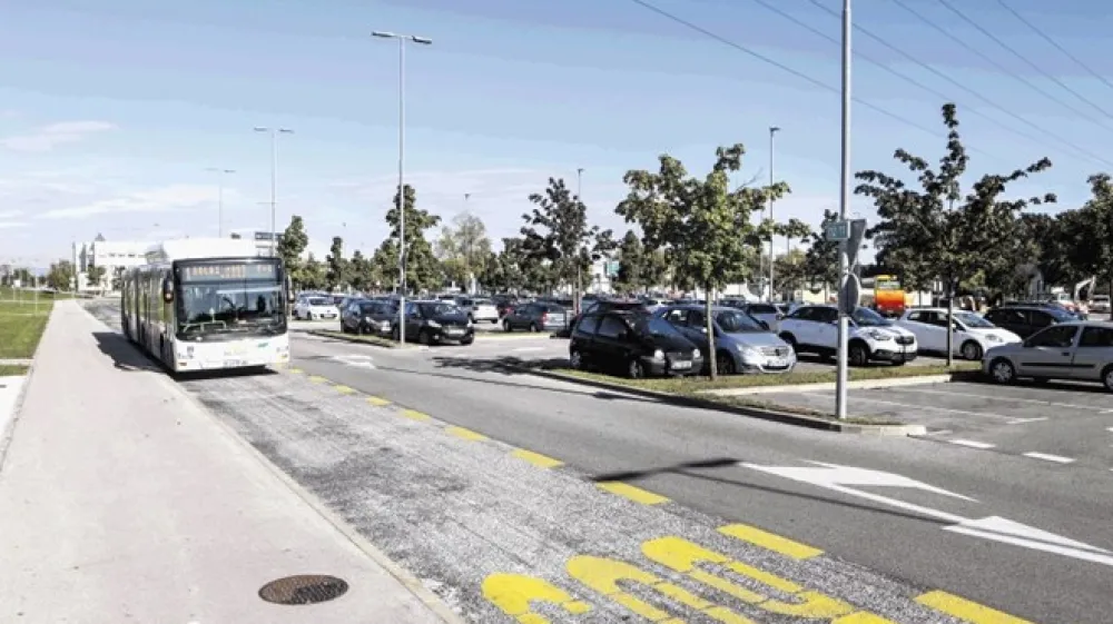 Parkiri&scaron;če na Dolgem mostu ima dobro in hitro povezavo s sredi&scaron;čem mesta.