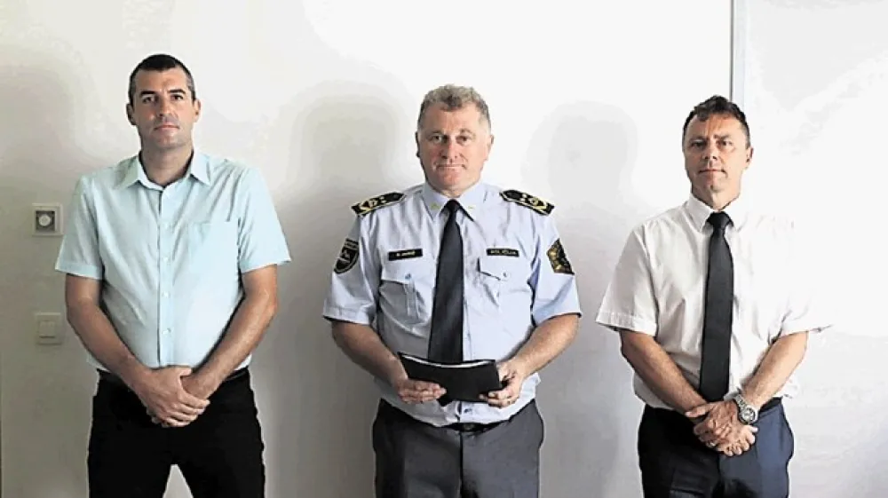 Vr&scaron;ilec dolžnosti direktorja NPU  Uro&scaron; Lepo&scaron;a (levo)  je generalnemu direktorju policije Andreju Juriču poslal predlog za svojo razre&scaron;itev  že po dveh mesecih  vodenja urada.