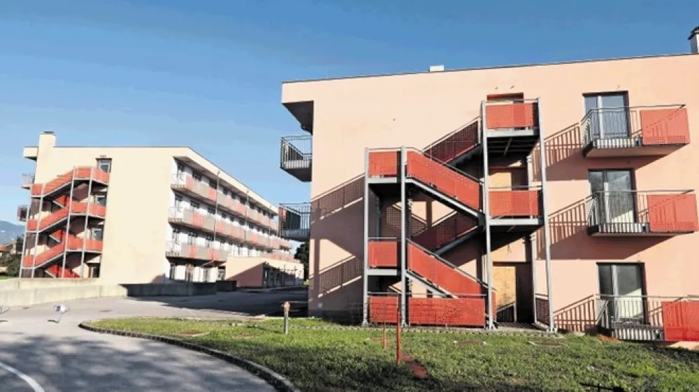 Socialni center Vrtojba je pred desetimi leti dogradilo podjetje Marc in upalo, da ga bo v najem vzel kateri izmed bližjih javnih domov za starej&scaron;e občane. Načrti so se izjalovili, podjetje je &scaron;lo v stečaj, stavbe pa je prevzela Družba za upravljanje terjatev bank.