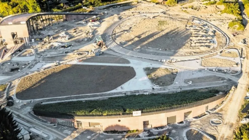 V Velenju se počasi končuje gradnja prireditvenega centra ob Velenjskem jezeru, s čimer bodo trajnostno sanirali več kot 46.000 kvadratnih metrov veliko degradirano območje.